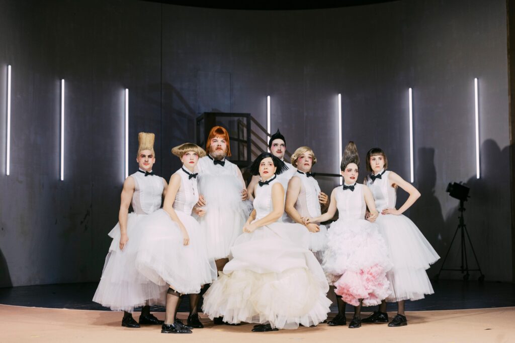 Ursonate [Wir spielen, bis uns der Tod abholt]
Eine dadaistische Sprechoper
VON Kurt Schwitters 

REGIE Claudia Bauer  KOMPOSITION Peer Baierlein  BÜHNE Patricia Talacko  KOSTÜME Vanessa Rust  VIDEO Jan Isaak Voges  LICHT Cornelia Gloth  DRAMATURGIE Daniel Richter

MIT Mareike Beykirch, Moritz Kienemann,
Jens Koch, Vanessa Loibl, Janek Maudrich,
Lenz Moretti, Mathilda Switala, Anita Vulesica
DIRIGENT Yannick Wittmann
MUSIKERINNEN Maria Schneider, Lih Qun Wong
LIVE-KAMERA Dorian Sorg