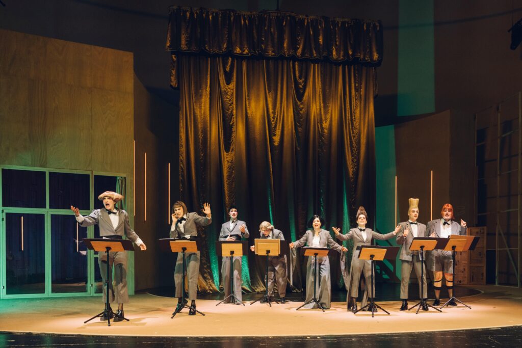 Ursonate [Wir spielen, bis uns der Tod abholt]
Eine dadaistische Sprechoper
VON Kurt Schwitters 

REGIE Claudia Bauer  KOMPOSITION Peer Baierlein  BÜHNE Patricia Talacko  KOSTÜME Vanessa Rust  VIDEO Jan Isaak Voges  LICHT Cornelia Gloth  DRAMATURGIE Daniel Richter

MIT Mareike Beykirch, Moritz Kienemann,
Jens Koch, Vanessa Loibl, Janek Maudrich,
Lenz Moretti, Mathilda Switala, Anita Vulesica
DIRIGENT Yannick Wittmann
MUSIKERINNEN Maria Schneider, Lih Qun Wong
LIVE-KAMERA Dorian Sorg