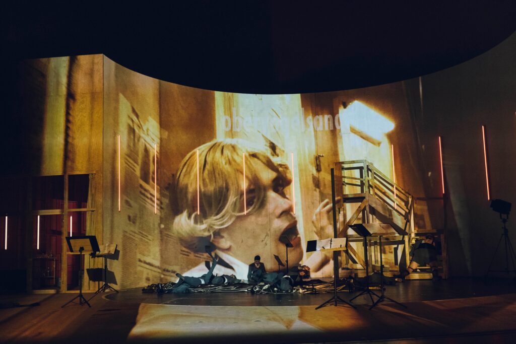 Ursonate [Wir spielen, bis uns der Tod abholt]
Eine dadaistische Sprechoper
VON Kurt Schwitters 

REGIE Claudia Bauer  KOMPOSITION Peer Baierlein  BÜHNE Patricia Talacko  KOSTÜME Vanessa Rust  VIDEO Jan Isaak Voges  LICHT Cornelia Gloth  DRAMATURGIE Daniel Richter

MIT Mareike Beykirch, Moritz Kienemann,
Jens Koch, Vanessa Loibl, Janek Maudrich,
Lenz Moretti, Mathilda Switala, Anita Vulesica
DIRIGENT Yannick Wittmann
MUSIKERINNEN Maria Schneider, Lih Qun Wong
LIVE-KAMERA Dorian Sorg