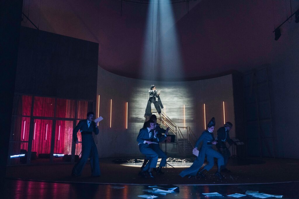 Ursonate [Wir spielen, bis uns der Tod abholt]
Eine dadaistische Sprechoper
VON Kurt Schwitters 

REGIE Claudia Bauer  KOMPOSITION Peer Baierlein  BÜHNE Patricia Talacko  KOSTÜME Vanessa Rust  VIDEO Jan Isaak Voges  LICHT Cornelia Gloth  DRAMATURGIE Daniel Richter

MIT Mareike Beykirch, Moritz Kienemann,
Jens Koch, Vanessa Loibl, Janek Maudrich,
Lenz Moretti, Mathilda Switala, Anita Vulesica
DIRIGENT Yannick Wittmann
MUSIKERINNEN Maria Schneider, Lih Qun Wong
LIVE-KAMERA Dorian Sorg